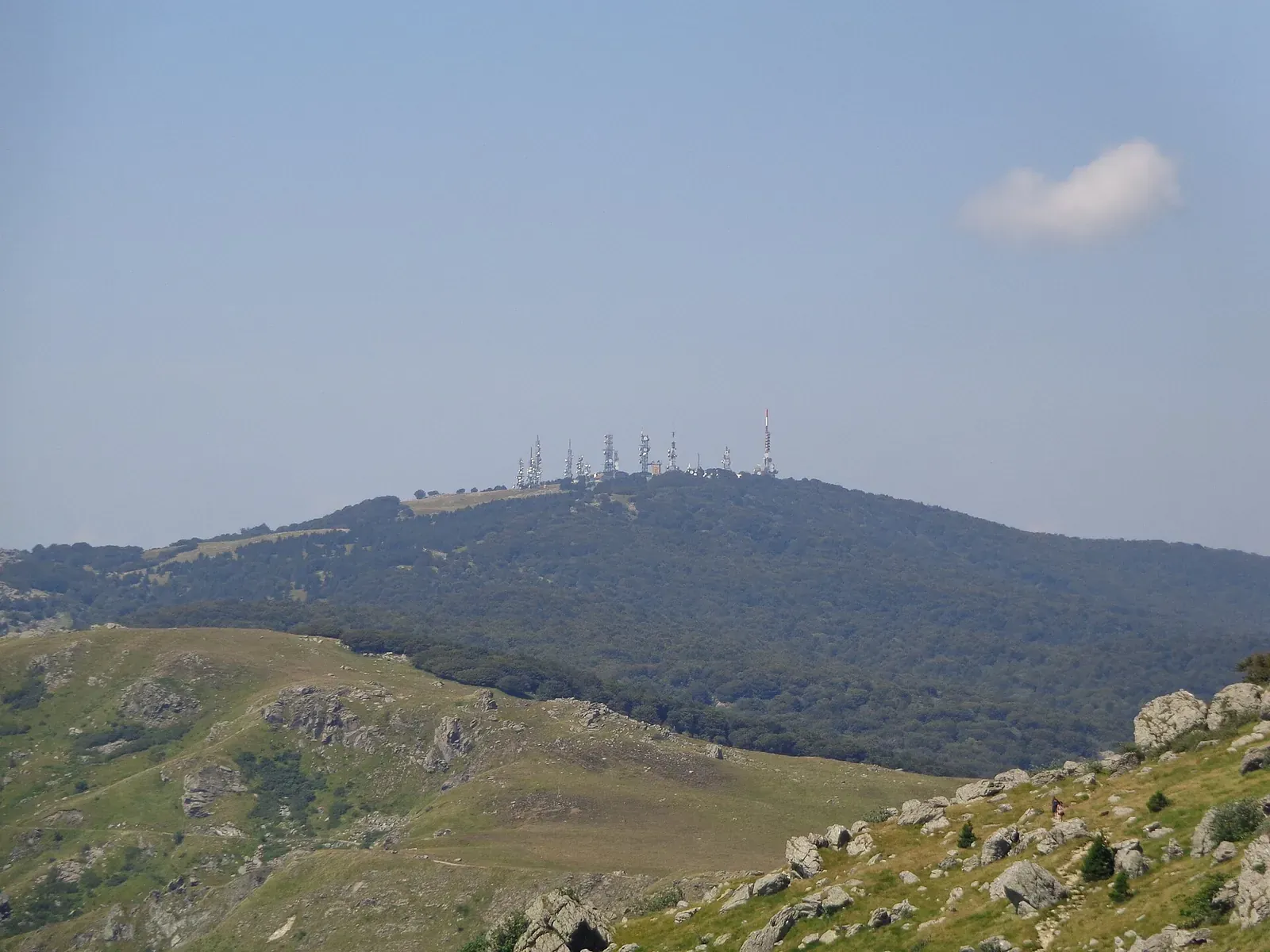 Il crinale del Monte Beigua con le antenne e i pascoli d'alta quota