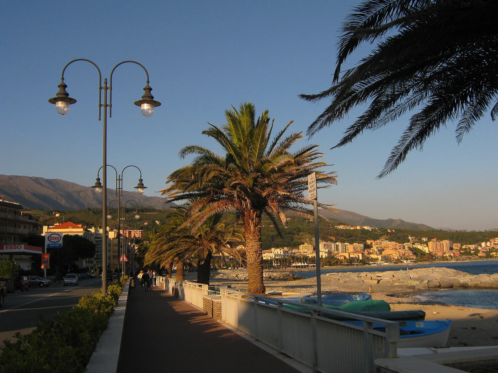 Il lungomare di ponente di Cogoleto con le palme e la spiaggia