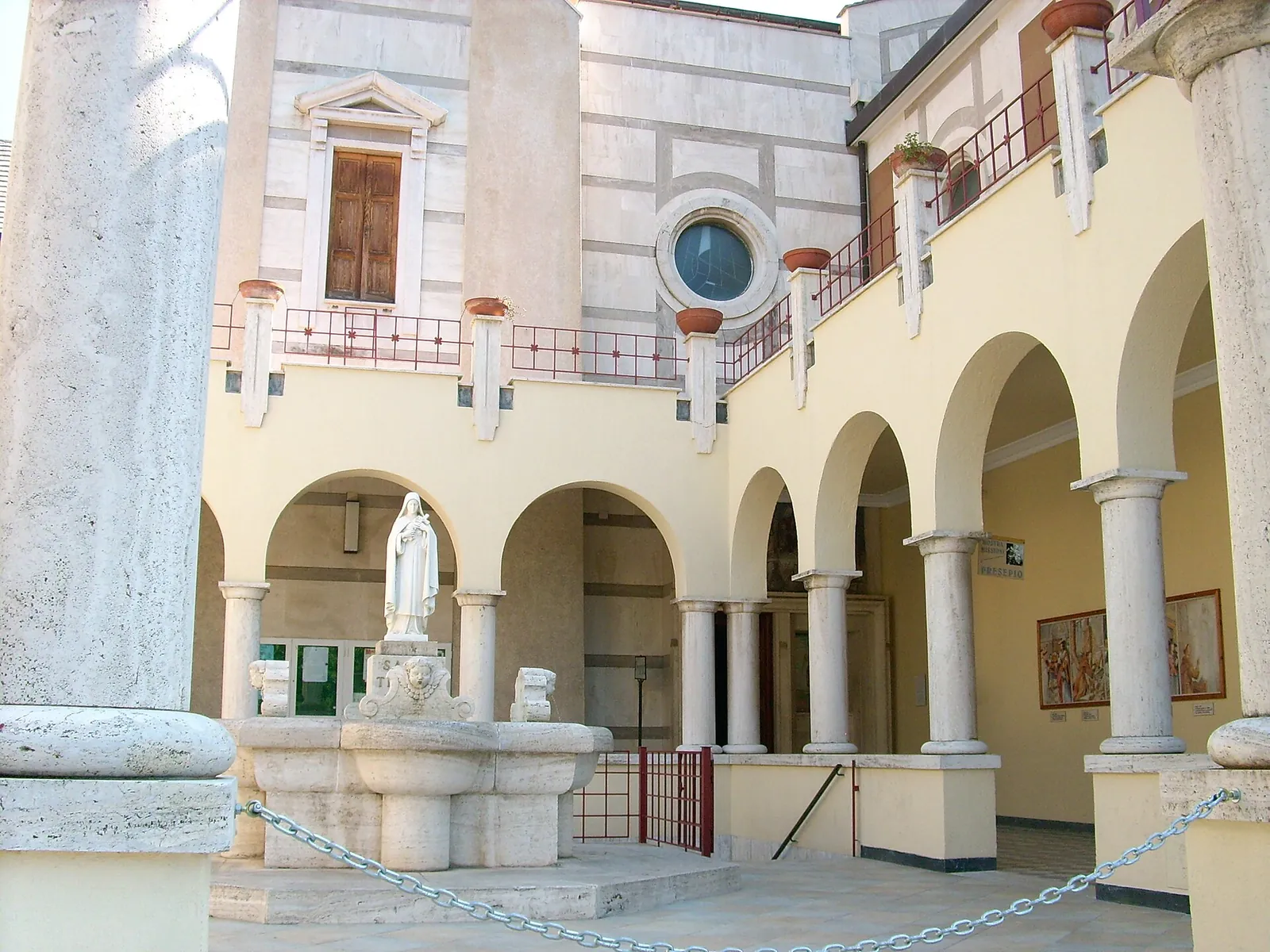 Il chiostro del santuario del Bambino Gesù di Praga con la fontana