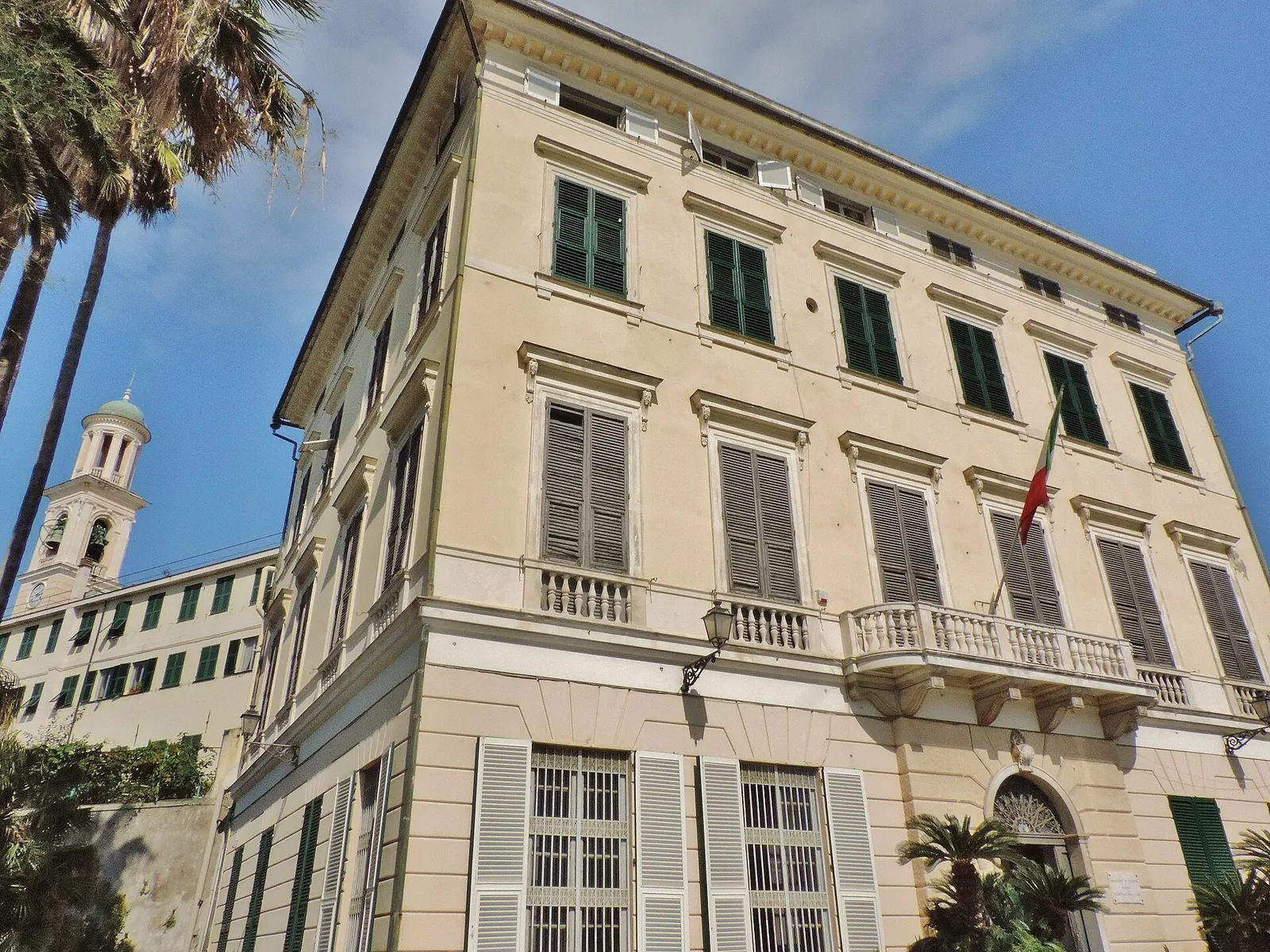 La facciata neoclassica di Villa Durazzo Pallavicini a Genova Pegli