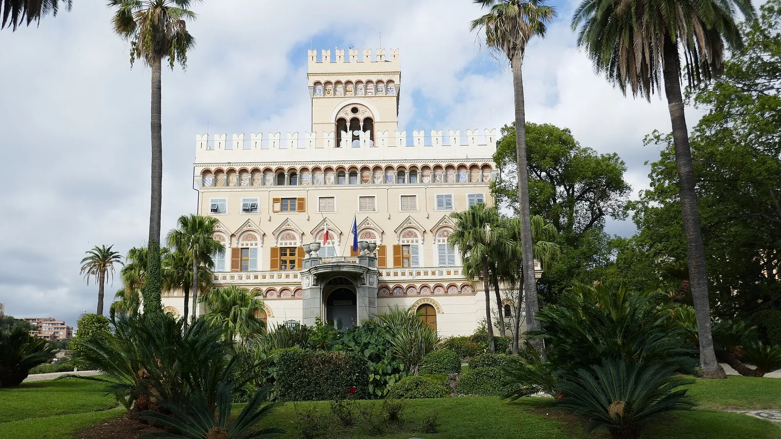 Villa Negrotto Cambiaso vista dal prato del parco, tra le palme